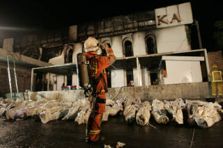 KOM SEG IKKE UT: Klubben hadde bare en utgang for gjestene. Foto: REUTERS/Kerek Wongsa (THAILAND)