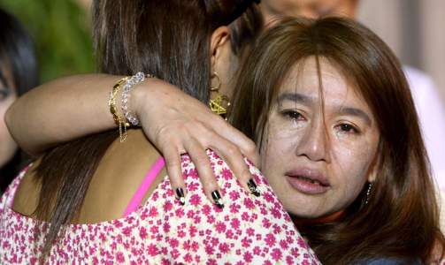 P�R�RENDE S�RGER: Minst 59 mennesker er bekreftet d�de i brannen i Thailand. Foto: EPA/RUNGROJ YONGRIT