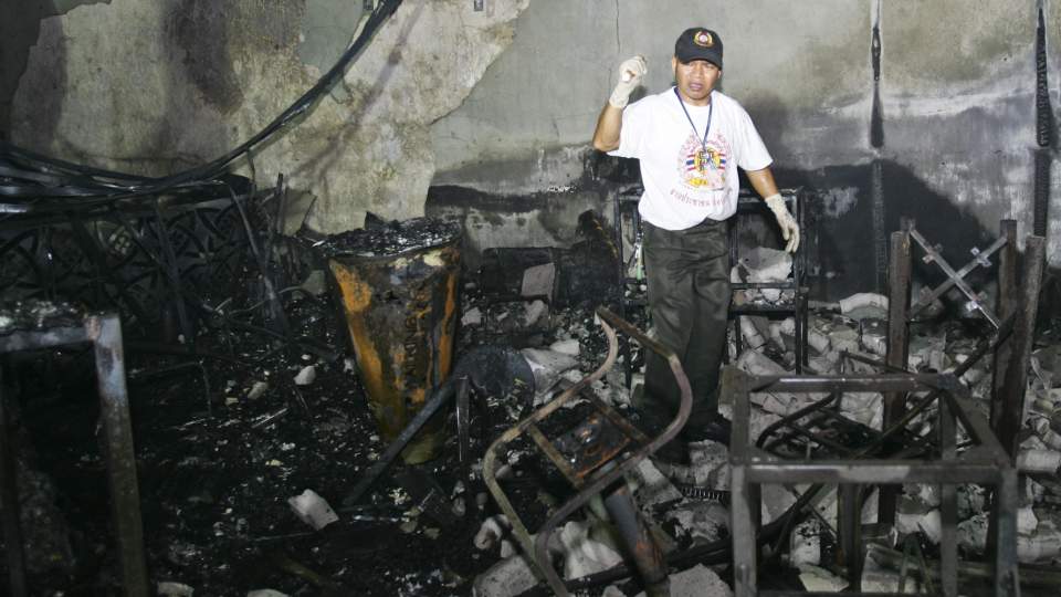 TOTALT �DELAGT: En redningsarbeider i kjelleren der de fleste av ofrene mistet livet. Brannen i nattklubben Santika Club i Bangkok i Thailand nytt�raften, var trolig for�rsaket av raketter eller et sceneshow. Foto: AP/Sakchai Lalit