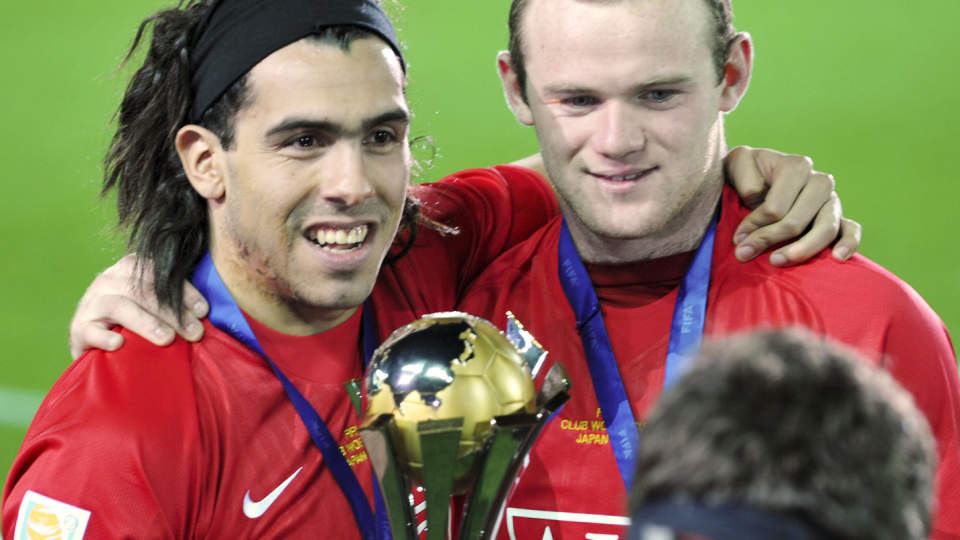 TIL REAL MADRID?: Carlos Tevez (t.v) er koblet til Real Madrid. Her sammen med Wayne Rooney etter at de vant VM for klubblag i Japan.   Foto: AFP PHOTO / Tadayuki YOSHIKAWA