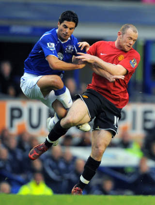 TIL ARSENAL?: Mikel Arteta er koblet til Arsenal. Her i duell med Wayne Rooney.  Foto: AFP PHOTO/ANDREW YATES
