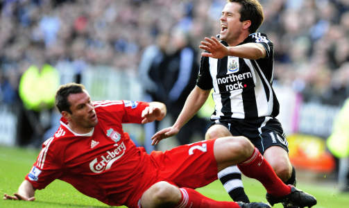 TIL INTER?: Michael Owen er �nsket i Italia. Her i duell med Jamie Carragher.  Foto: REUTERS/Nigel Roddis