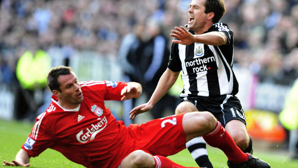 GIR SEG IKKE: Michael Owen, her i kamp med Jamie Carragher da han kom inn som innbytter i kampen p� Anfield tidligere denne m�neden, truer med s�ksm�l om noen skriver at han skal legge opp.Foto: REUTERS/Nigel Roddis
