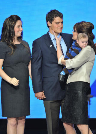 IKKE LENGER GODE VENNER: Med flunkende ny dress ble Johnston presentert som en del av Sarah Palin-familien under presidentvalget i fjor. Siden har forholdet kj�lnet betraktelig. Foto: AFP PHOTO/Paul J. RICHARDS