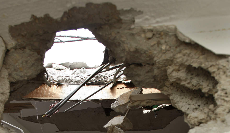 INGEN SKADD: Dette bildet er fra en skole i byen Beersheba i Israel, som i g�r ble truffet av en palestinsk rakett. Ingen kom til skade i angrepet. FOTO: REUTERS/Gil Cohen Magen (ISRAEL)/SCANPIX