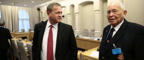 - Først løsnet de hjulboltene. Så kom det skruer i bakdekket