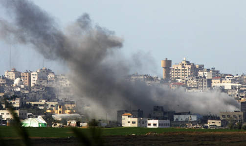 Bildet er fra der en av bombene traff i Gaza i g�r. Foto: REUTERS/Nikola Solic