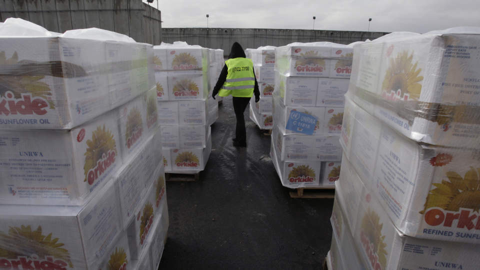 KOMMER NOE N�DHJELP: Denne lasten med n�dhjelp, som blant annet kommer fra Saudi Arabia, ble sendt over grensa i g�r, if�lge Reuters. Foto: REUTERS/Baz Ratner/Scanpix