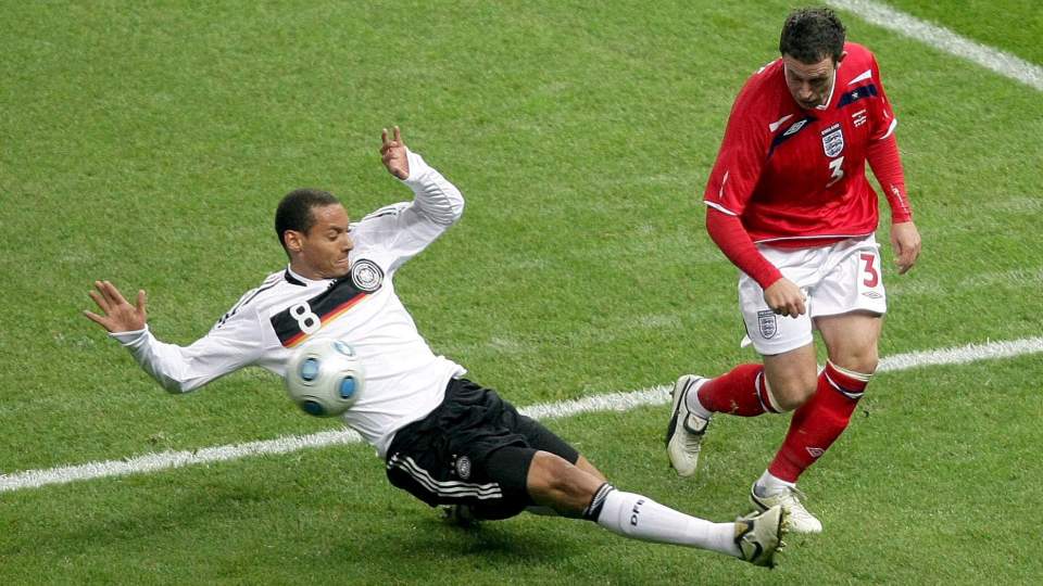 CITYS F�RSTE? Wayne Bridge blir etter mange britiske avisers oppfatning Manchester Citys f�rste storsignering i l�pet av kort tid. Her i landskamp mot Tyskland. Foto: SCANPIX/EPA/WOLFGANG KUMM