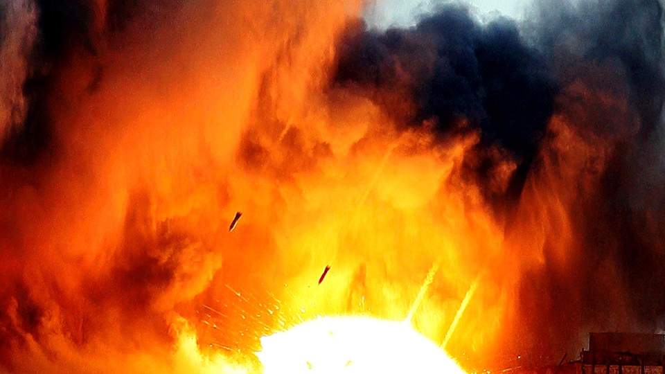 KRAFTIG BOMBING: Israel har sluppet en mengde bomber over Gaza torsdag og fredag. Dette bildet er fra torsdag, tatt nord i Gaza. Foto: REUTERS/Gil Nahushtan/Scanpix