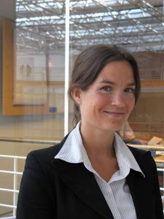 TROR PRISENE SYNKER: Camilla Viland tror boligprisene vil fortsette � synke i 2009.  - Vi regner med at boligprisene vil synke med ytterligere 10 prosent i gjennomsnitt i 2009 i forhold til 2008, sier hun til Dagbladet.no.