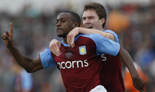 ST�TTER SYKE BARN: Aston Villa vier annonseringsplassen p� draktene til Acorns som er fond som hjelper syke barn og deres familier i Birmingham-omr�det.Foto: REUTERS/Oleg Popov/SCANPIX