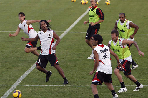 TRENER SEG I FORM: David Beckham (nr. to f.h.) trente sammen med Alexandre Pato, Ronaldinho, Massimo Ambrosini, Emerson og resten av AC Milans stjernegalleri i Dubai fredag.Foto: REUTERS/Jumana El Heloueh/SCANPIX