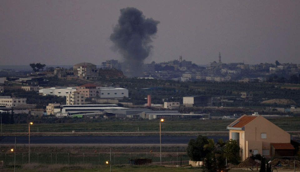 FORTSETTER P� 7. DAGEN: De israelske luftangrepene fortsatte i dag. Foto: AP Photo/Sebastian Scheiner/SCANPIX