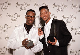 FRESH PRINCE: Smith fikk sitt store gjennombrudd i supersuksessen �Fresh Prince of Bel-Air� p� �ttitallet. Her st�r han med medskuespiller og -musiker DJ Jazzy Jeff. Foto: SCANPIX