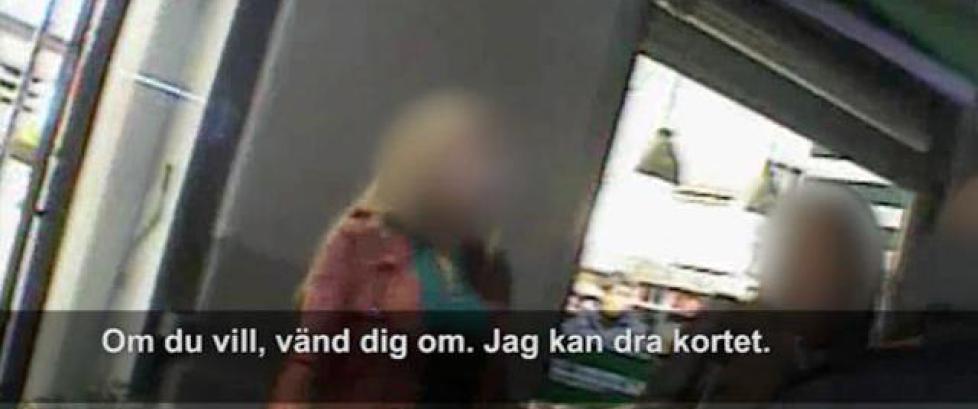 Her hetses eldre tiggende kvinne: - Jeg kan dra kortet om du snur deg