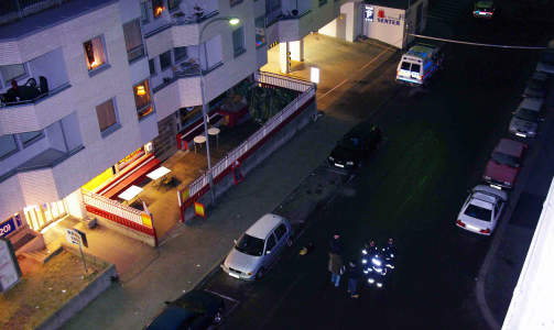 SKYTING P� �PEN GATE: Et st�rre omr�de utenfor et kj�pesenter p� St. Hanshaugen ble sperret av av Kripos etter oslopolitiets skyting.  Foto: DANIEL LAABAK