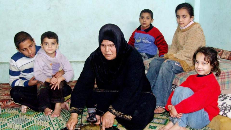 KRISE: Ayda Abdulrazag (49) �nsker aller helst � sette bort barna sine p� barnehjem. Foto: HAMADA HAMADA