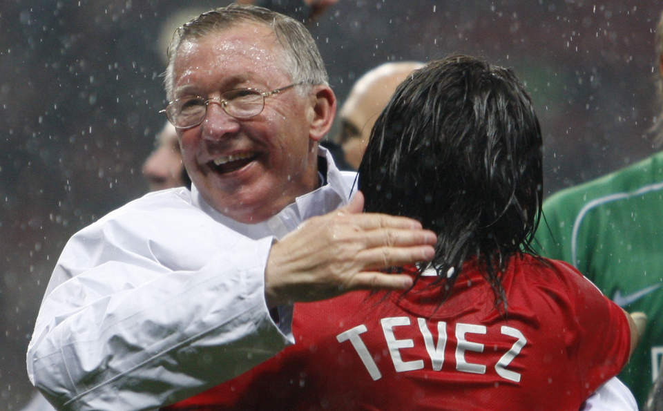 FERDIG MED FERGIE? Carlos Tevez skal v�re p� vei bort fra Old Trafford og har en skokk beilere i andre klubber.Foto: REUTERS/Darren Staples