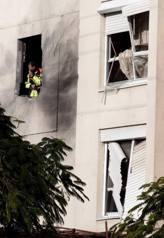 OPPHOLDT SEG ET TRYGT STED: Ingen av beboerne i boligkomplekset skal ha kommet til skade da raketten traff bygningen, siden de hadde valgt � oppholde seg p� et trygt sted etter at alarmen gikk. Foto: EPA/SCANPIX