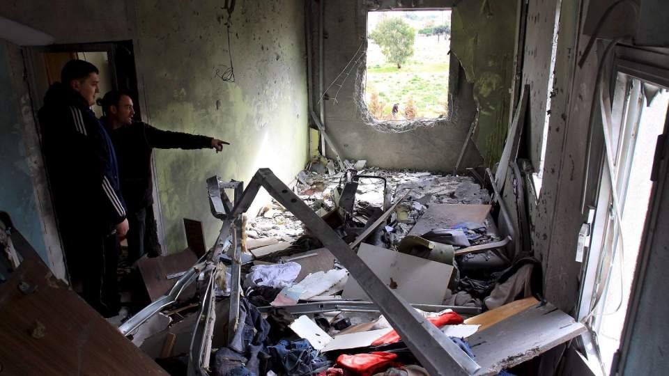 TRUFFET AV EN MISSIL:  Et leilighetskompleks i den s�r-israelske byen Ashkelon ble i g�r truffet av en Grad-rakett fra Gaza.  Foto: EPA/SCANPIX