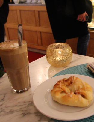 Bli med på «en fika» på Sveriges beste konditori