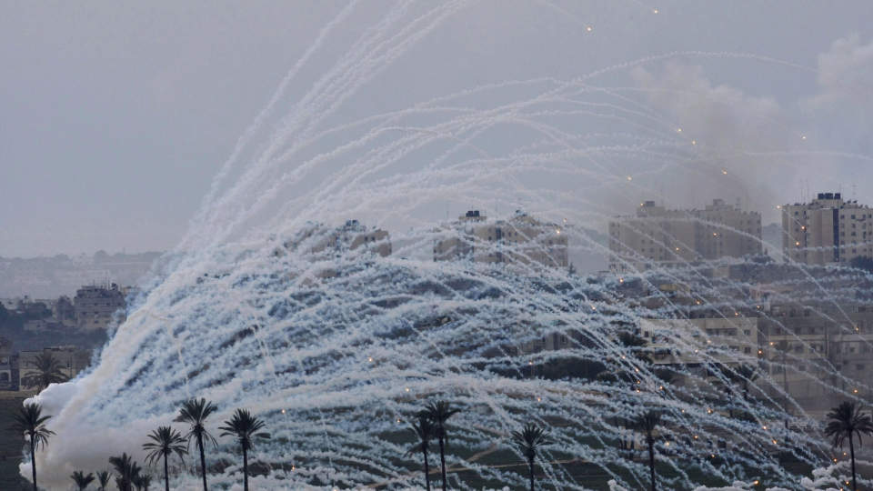 40 ANGREP: Dette er ett av de 40 israelske angrepene mot Gaza i dag. Foto: AP/SCANPIX