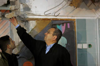 POPU�R MANN: Israels forsvarminister Ehud Barak g�r fram p� meningsm�lingene etter at angrepene mot Gaza startet l�rdag 27. desember. Foto: REUTERS/SCANPIX