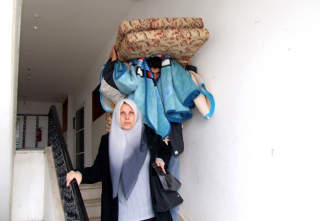 FLYKTER: Med hjelp fra naboer flykter familien til Umm Samir Abu Amra med det de kan f� med seg, til et tryggere sted i Gaza. Foto: Hamada Hamada