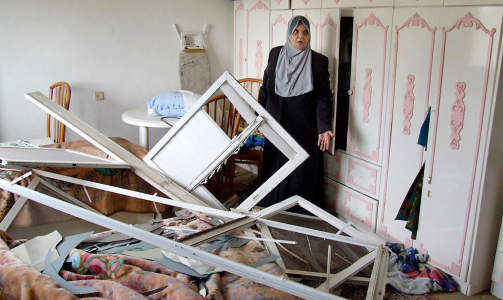 M�TTE FLYKTE FRA HJEMMET: I g�r skrev Dagbladet.no Umm Samir Abu Amra i Gaza som ikke lenger t�r � bo i leiligheten sin etter alle bombeangrepene. Foto: Hamada Hamada