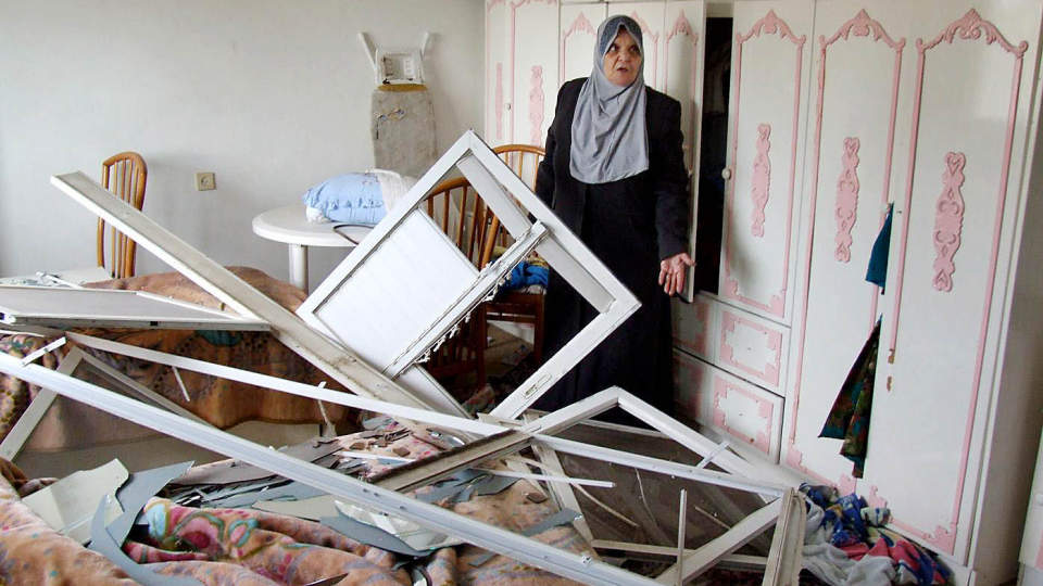 I RUINER: Hjemmet til Umm Samir Abu Amra i Gaza er fullstendig rasert etter israelske bombeangrep i nabolaget hennes. N� t�r hun ikke bo der lenger. Foto: Hamada Hamada
