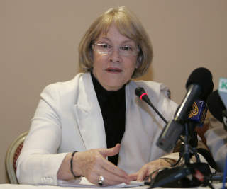 - KOM HIT:  Karen Koning AbuZayd, leder for UNWRA ber israelske talsmenn om � komme selv for � se p� den humanit�re situasjonen i Gaza. Foto: REUTERS/Muhammad Hamed/SCANPIX