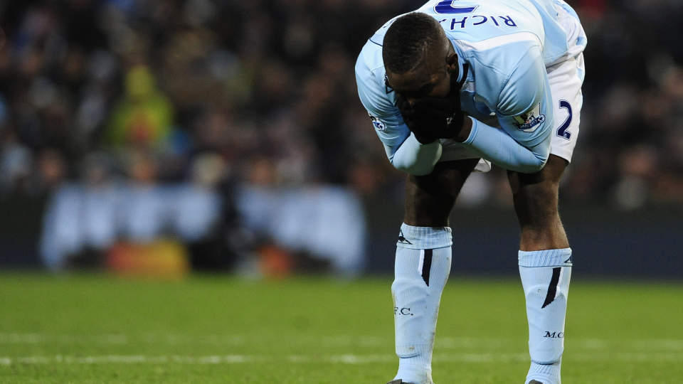UTE: Micah Richards fortviler etter � ha blitt sl�tt 3-0 av Nottingham Forest.  Foto:  REUTERS/Nigel Roddis (BRITAIN)
