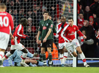 TO M�l: Robin van Persie senket Plymouth Argyle.  Foto: AFP PHOTO/Chris Ratcliffe
