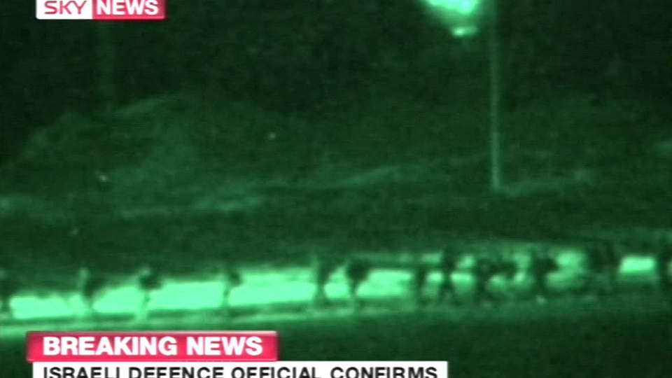 INN I GAZA:Israelske soldater har st�tt klare i en uke. I kveld gikk de inn i Gaza. Foto: AFP/Sky News/SCANPIX