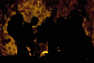 VENTER P� ORDRE: Israelske infanterister venter p� marsjordre inn i Gaza l�rdag kveld. Foto: SCANPIX/AP/Bernat Armangue