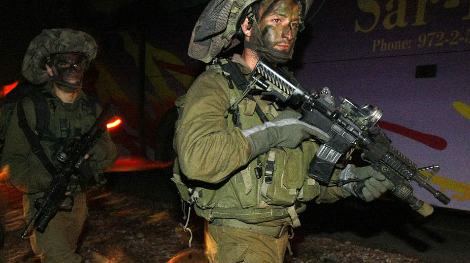 BAKKEINVASJON: L�rdag kveld gikk israelske bakkestyrker inn i Gaza. Her ses israelske soldater p� grensa til Gaza rett f�r de drar inn. Foto: JACK GUEZ/AFP/SCANPIX