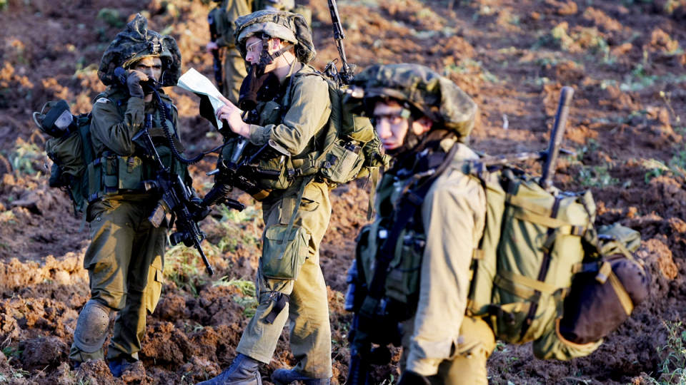 HINDRER BILDER INNENFRA: Bilder som dette, av israelske soldater som forbereder seg til bakkeangrep, er i hovedsak det eneste internasjonal presse har f�tt lov til � ta det siste d�gnet, da media ikke slipper inn i selve Gaza og f�r se kamphandlingene p� n�rt hold.  Foto: JACK GUEZ / AFP / SCANPIX