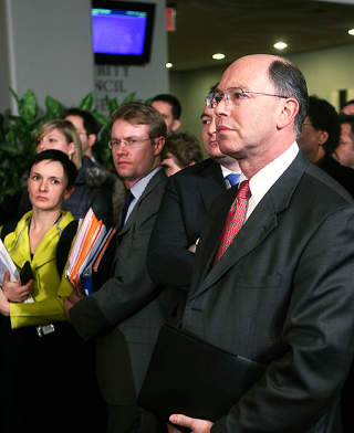 ST�TTER ISRAEL: USAs FN-ambassad�r Alejandro Wolff ville ikke v�re med p� � be om en v�penhvile i natt. Foto: DAVID KARP / AP / SCANPIX