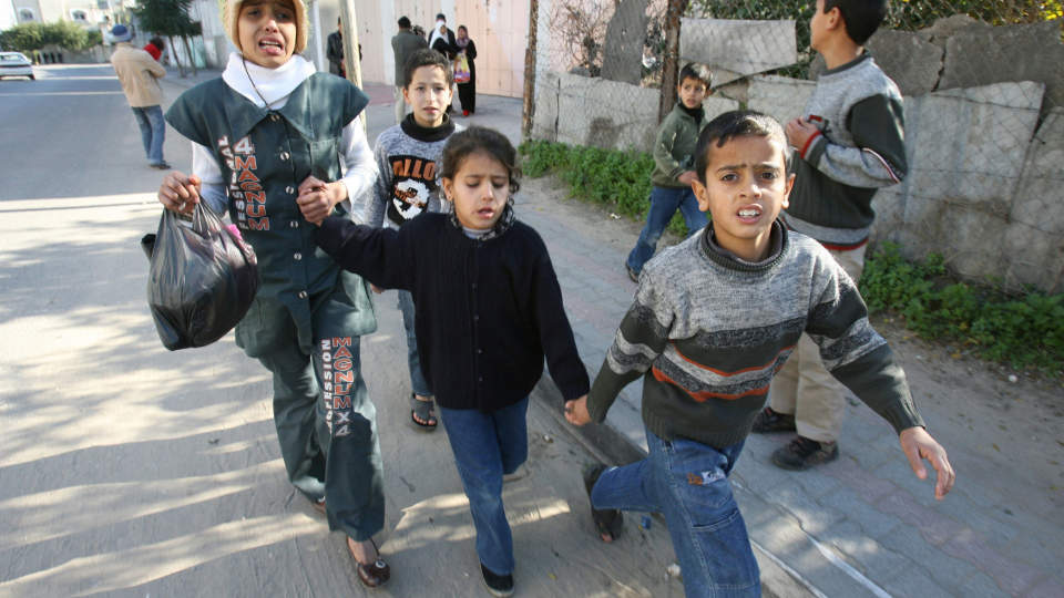 FLYKTER FRA KAMPOMR�DENE: Palestinere m�tte i natt og i formiddag flykte fra omr�der der bakkeangrepene p�g�r. Disse barna m�tte forlate flyktningsleieren i Jabaliya, byen der de hardeste kampene har foreg�tt i dag. Foto: EPA/SCANPIX