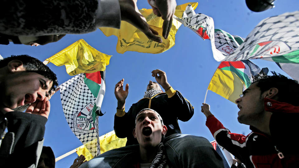 STOR OPPSLUTNING: Flere tusen palestinere deltok i dag i demonstrasjoner p� Vestbredden, mens bakkekampene fortsatte i Gaza.  Foto: MUHAMMED MUHEISEN / AP / SCANPIX