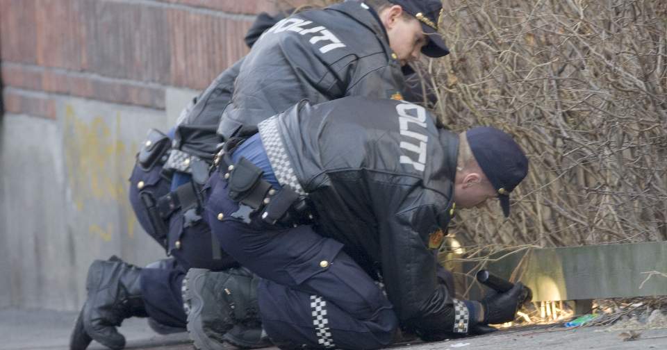 ETTERFORSKES: Politiet leter etter spor der en person ble skutt og skadd av politiet l�rdag morgen. Foto: Morten Holm / SCANPIX