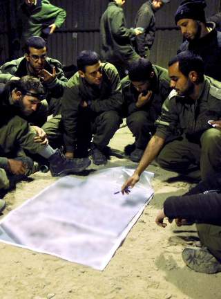 SPLITTER GAZA: Israelske styrker fors�ker � skille Gazas nordlige og s�rlige omr�der fra hverandre. Dette bildet er tatt like f�r bakkeinvasjonen. Foto: EPA/SCANPIX
