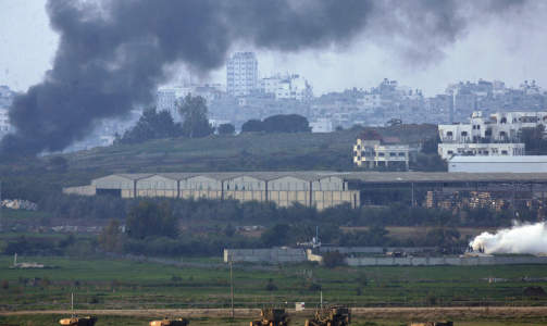 STRIDSVOGNER: Israelske stridsvogner p� vei mot den palestinske byen Beit Lahia s�ndag. Foto: AFP/SCANPIX