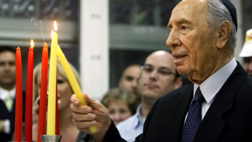 VILLE IKKE INVADERE FOR EN UKE SIDEN: Men i g�r kveld var bakkeinvasjonen et faktum. President Shimon Peres sier at Hamas f�r seg en l�repenge. Foto: AFP PHOTO/JACK GUEZ/SCANPIX