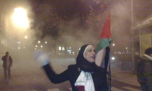 L�P: Demonstrantene ble spredt i alle retninger da det ble tatt i bruk t�regass. MMS-foto: HARALD S. KLUNGTVEIT