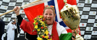 Norske Marit (39) ble f�rste kvinne til � vinne Formel 1 i b�tsport: - Det er helt sykt!