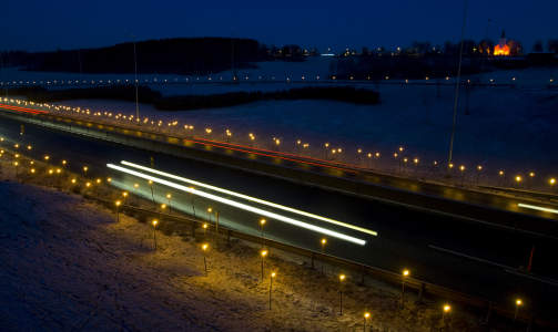 LYSTE OPP: Hundrevis av fakler ble tent langs veien. Foto: Heiko Junge / SCANPIX