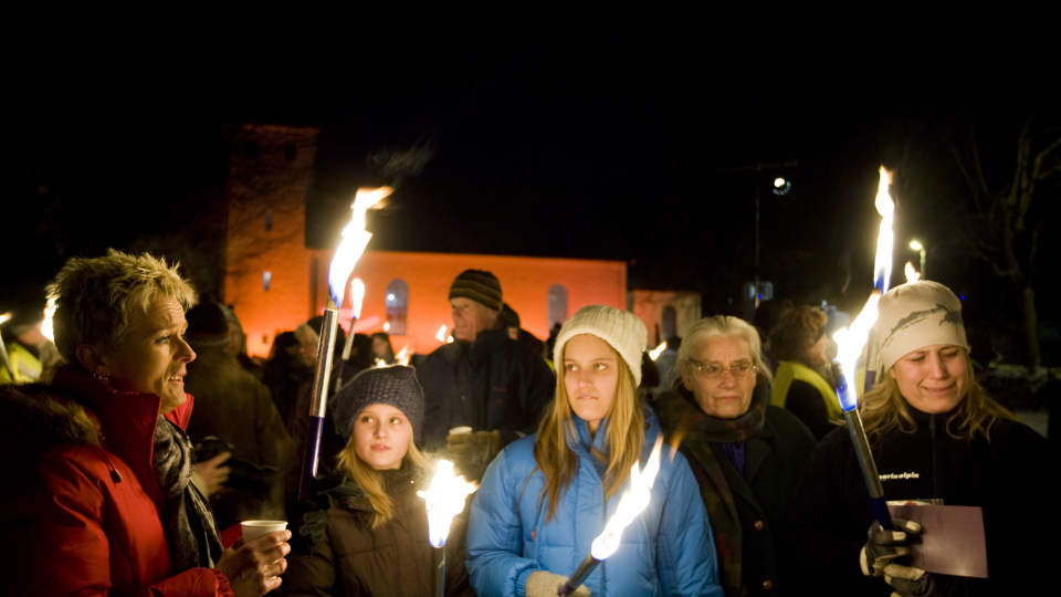 MINTES TRAFIKKDREPTE: Minnemarkeringen - Lys til ettertanke - ble holdt p� E18 i Stokke kommune der flere hundre lys ble tent langs veien. Tilstede var p�r�rende og representanter fra brannvesenet, utrykningspolitiet, helsepersonell og ambulansetjenesten.  
Foto: Heiko Junge / SCANPIX