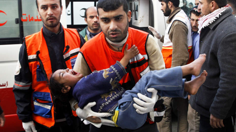 SIVILE LIDER: En skadd palestinsk gutt fraktes til sykehus i Beit Lahiya i nordre Gaza etter et israelsk angrep i g�r. Foto: FADI ADWAN/AP/SCANPIX
